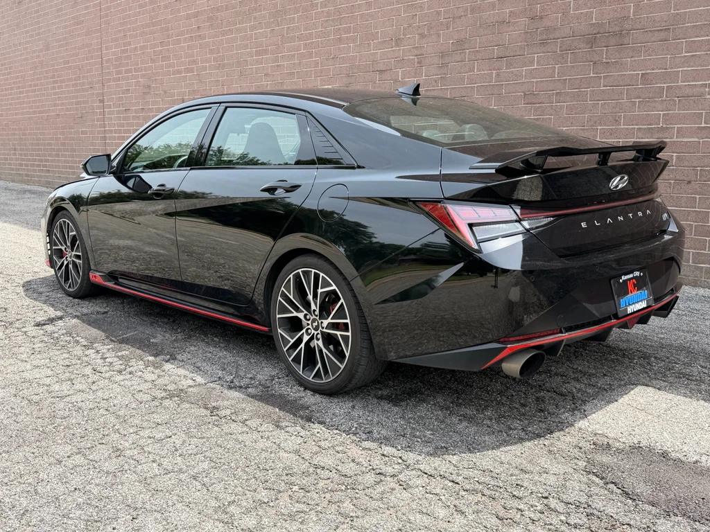Used 2023 Onyx Black Hyundai Base image 3