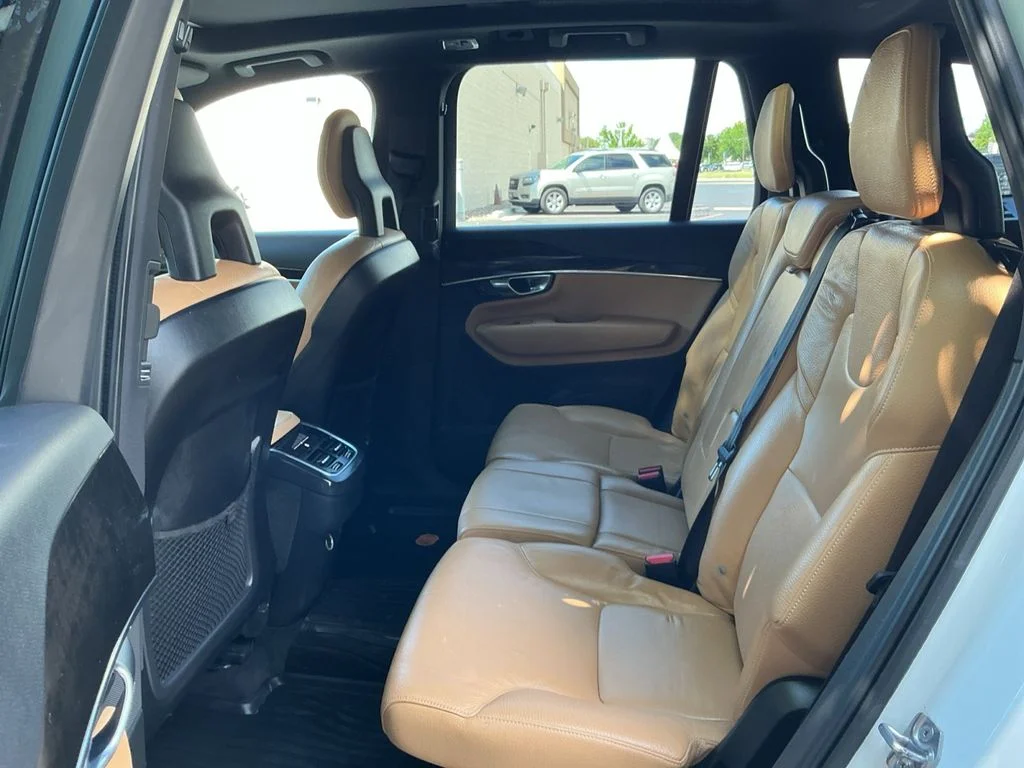 Used 2018 White Volvo T6 Momentum image 22
