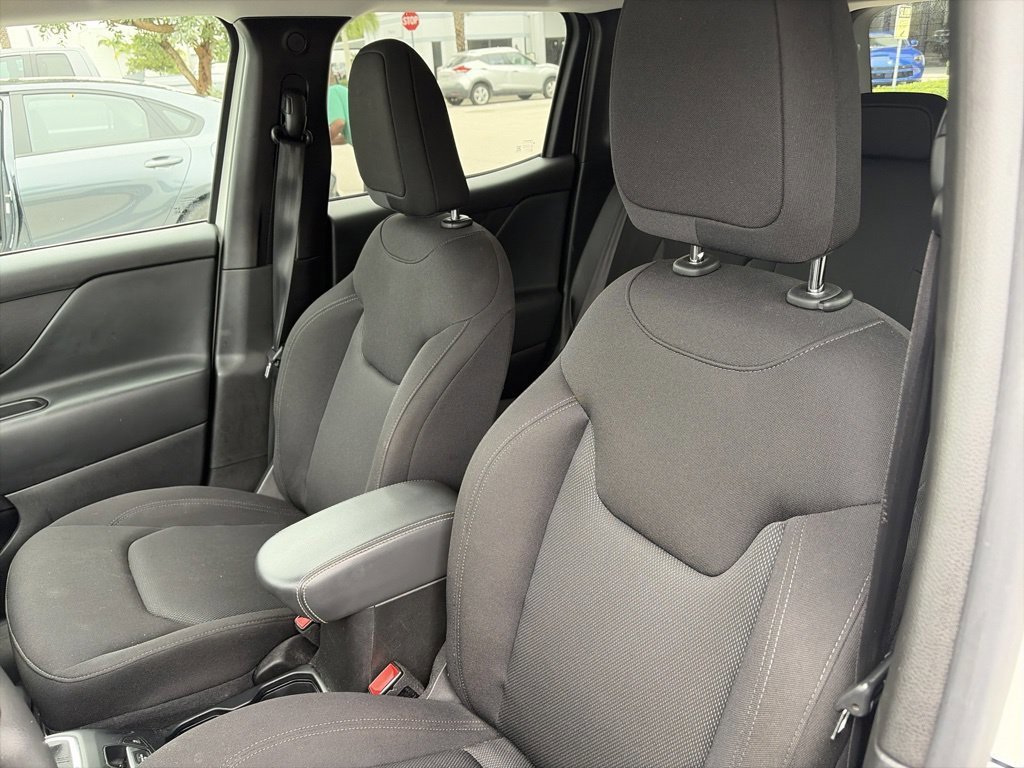 Used 2023 White Jeep Latitude image 14