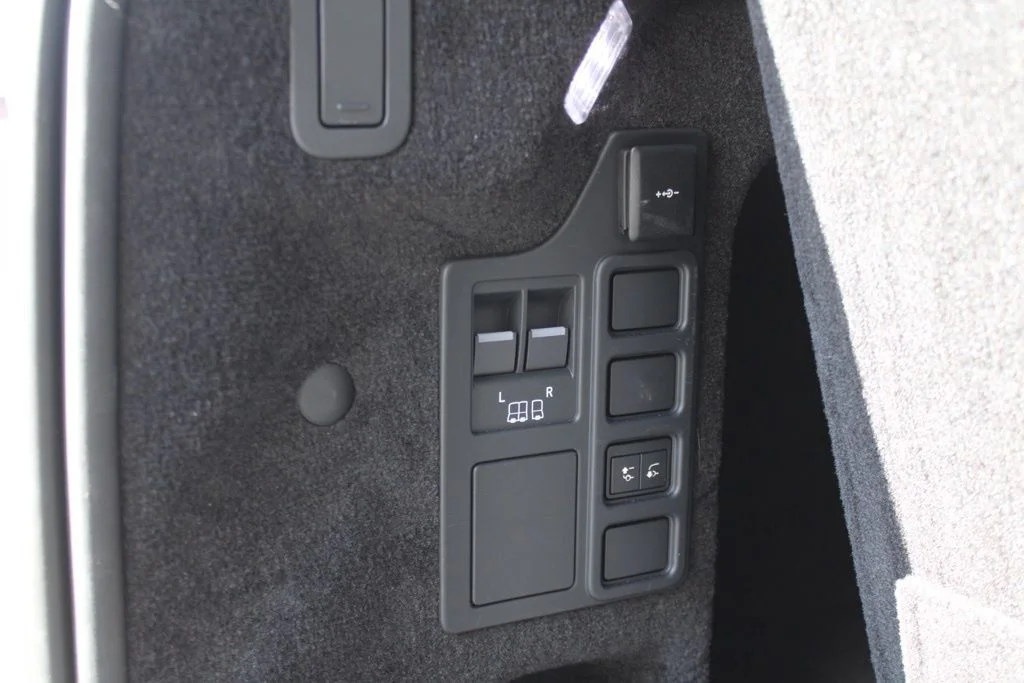 Certified Used 2025  Land Rover Dynamic SE image 40
