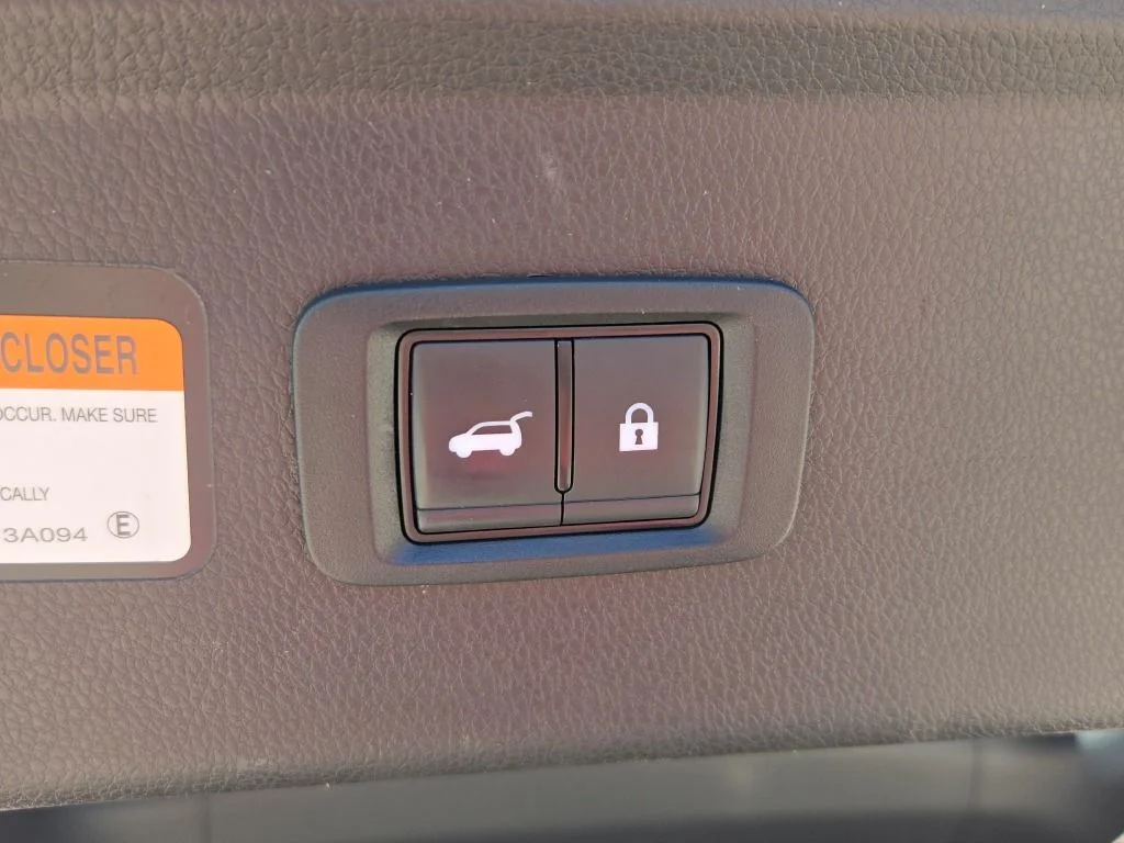 Used 2025 Black Mitsubishi SE image 17
