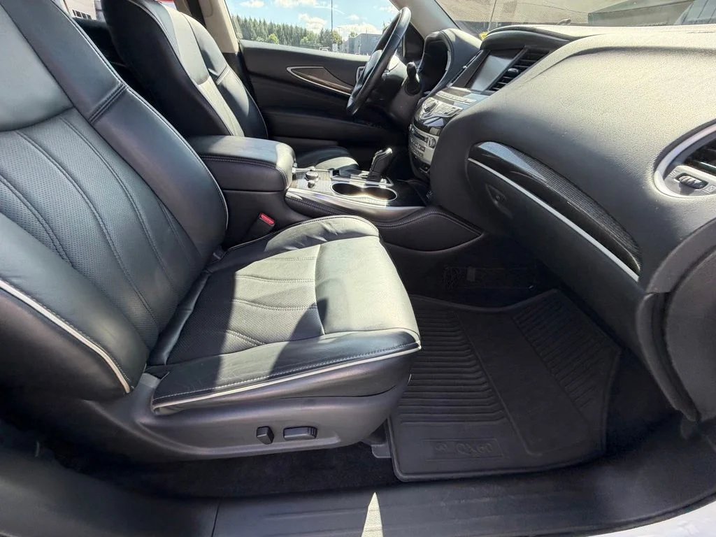 Used 2019 White INFINITI LUXE image 39