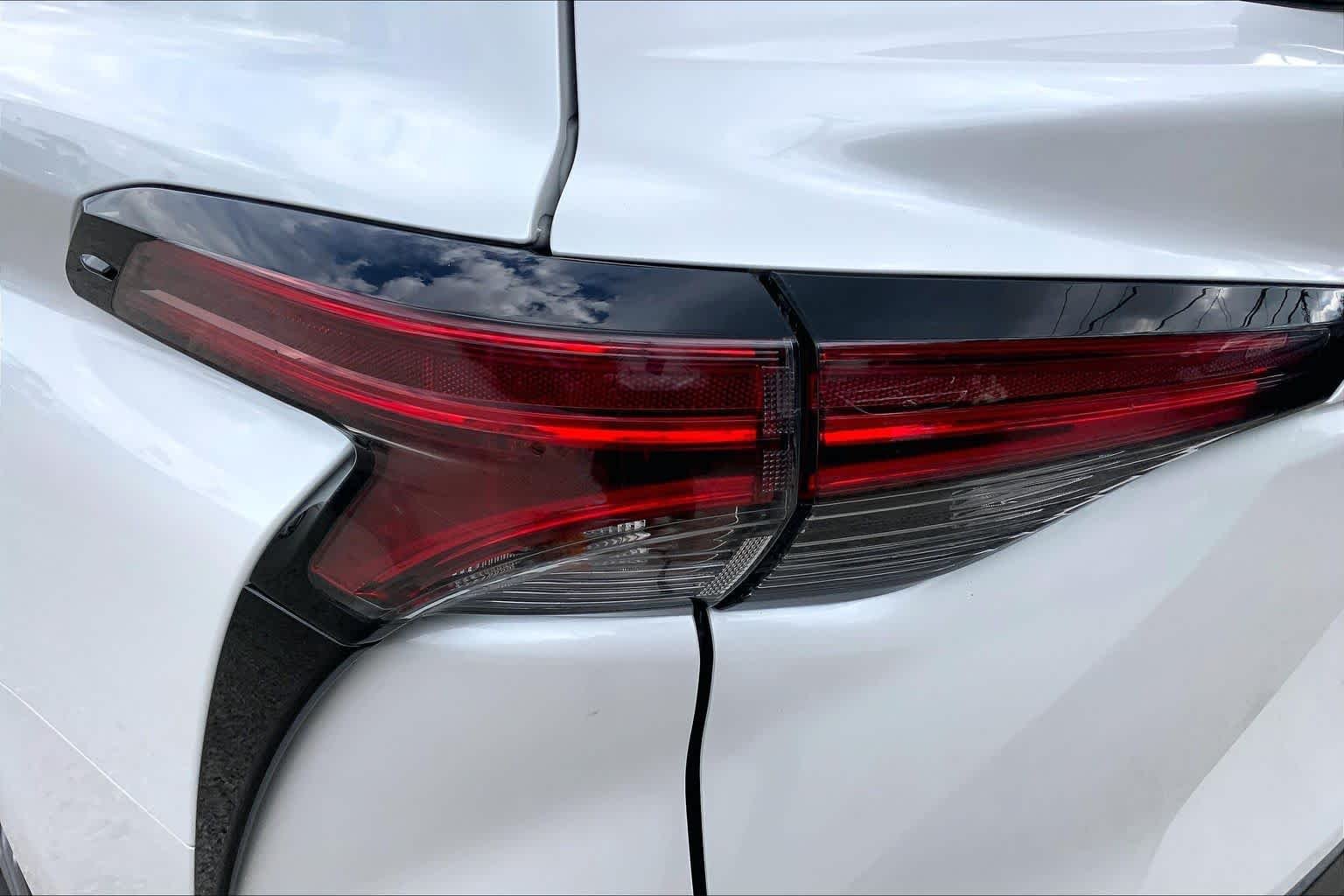 Used 2022 Wind Chill Pearl Toyota XLE image 28
