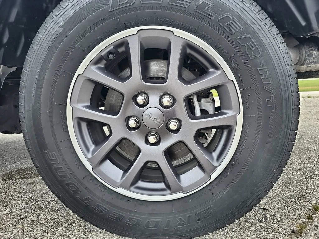 Used 2022 Silver Jeep Overland image 34