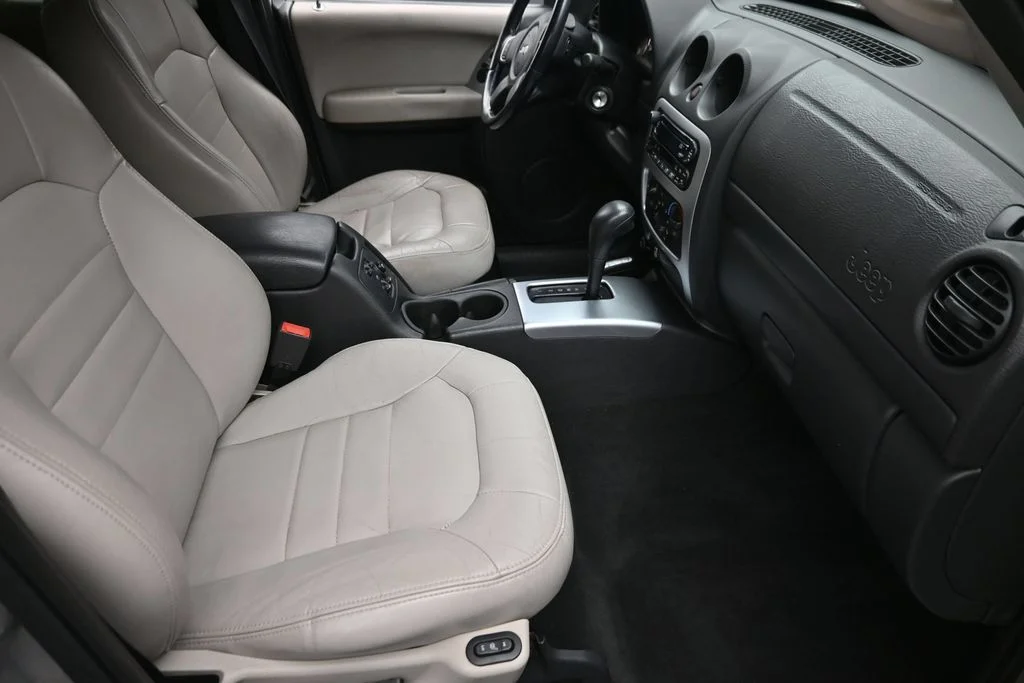 Used 2002 Silver Jeep Limited image 9