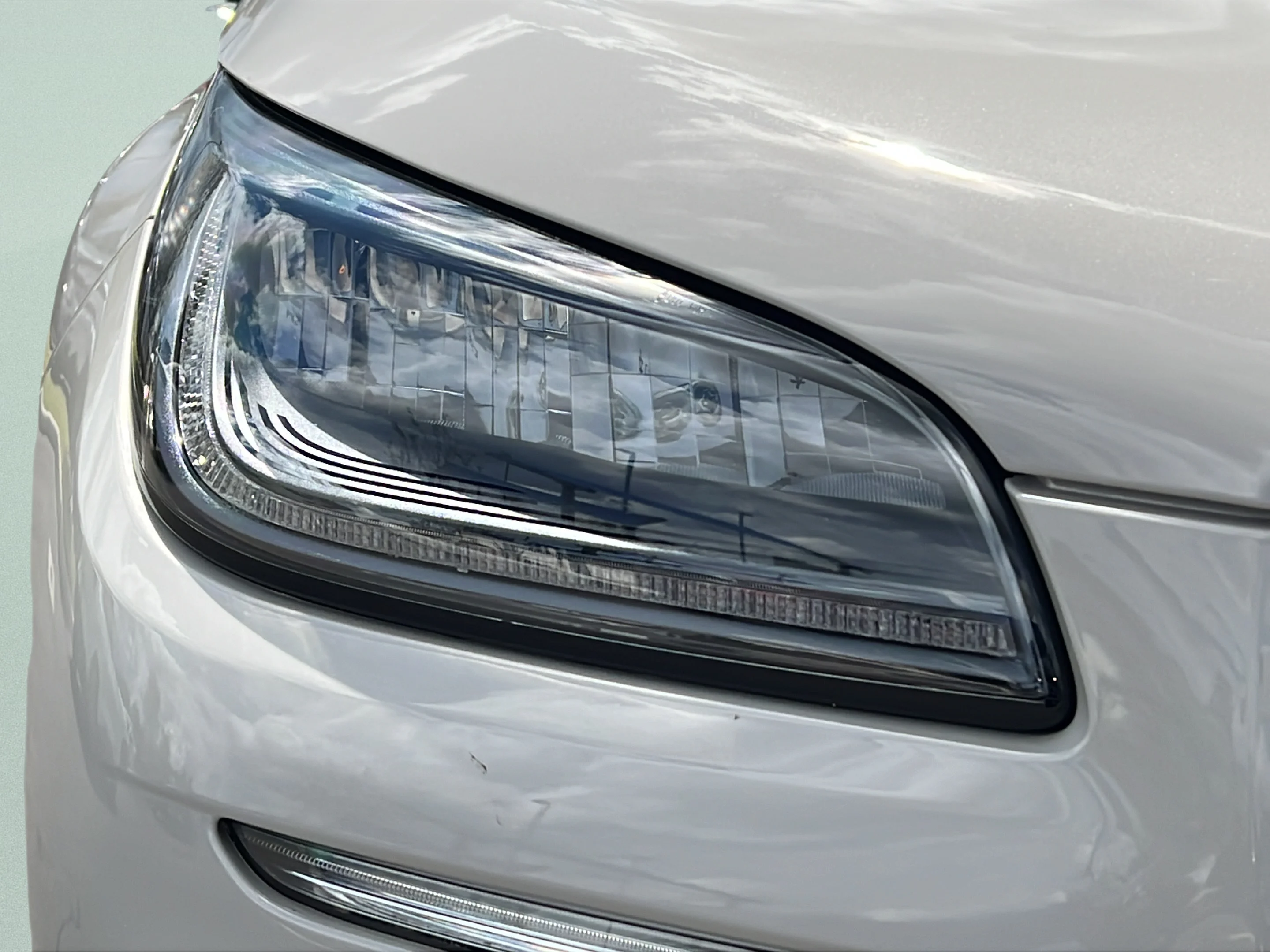 Used 2024 Pearl Metallic Lincoln Premiere image 25