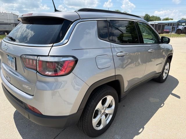 Used 2019 Silver Jeep Latitude image 4