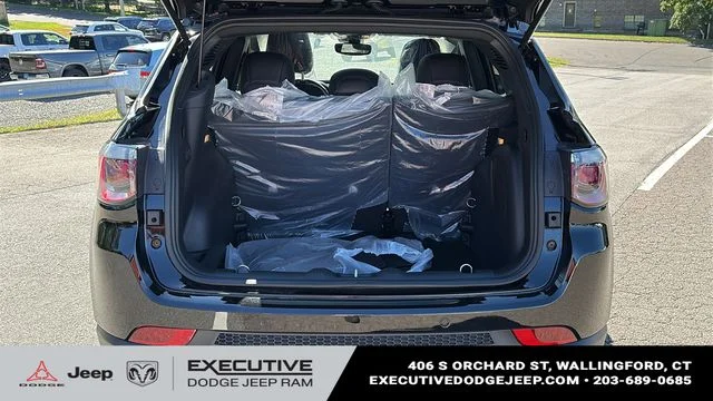 New 2026 Diamond Black Crystal Pearl-Coat Exterior Paint Jeep Limited image 23