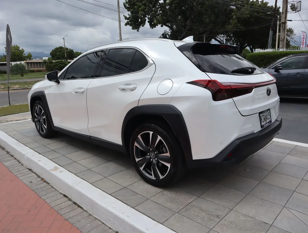 Used 2025 White Lexus 300h image 7