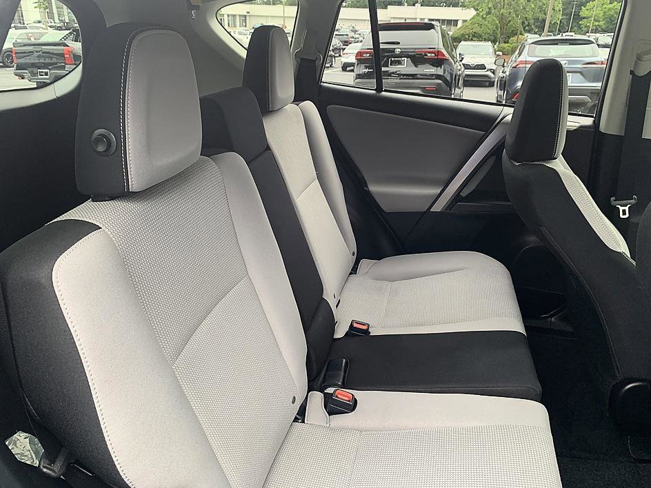 Used 2018 Silver Sky Metallic Toyota XLE image 21