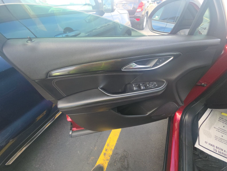 Used 2022  Buick Preferred image 9