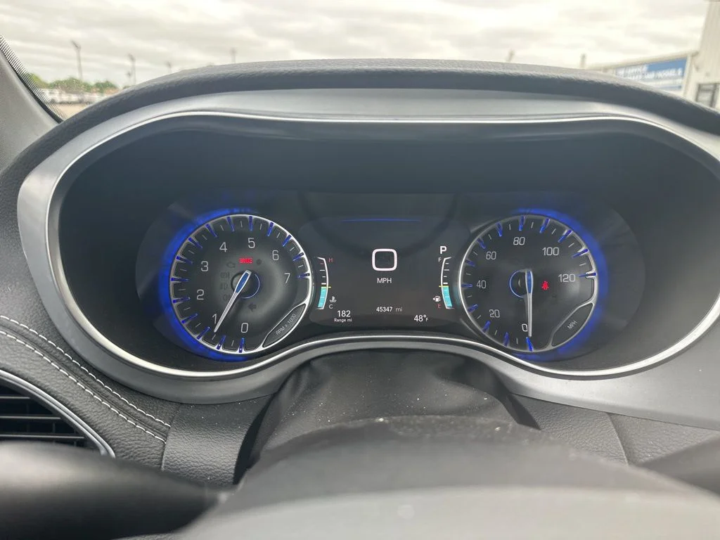 Used 2025 White Chrysler Limited image 13