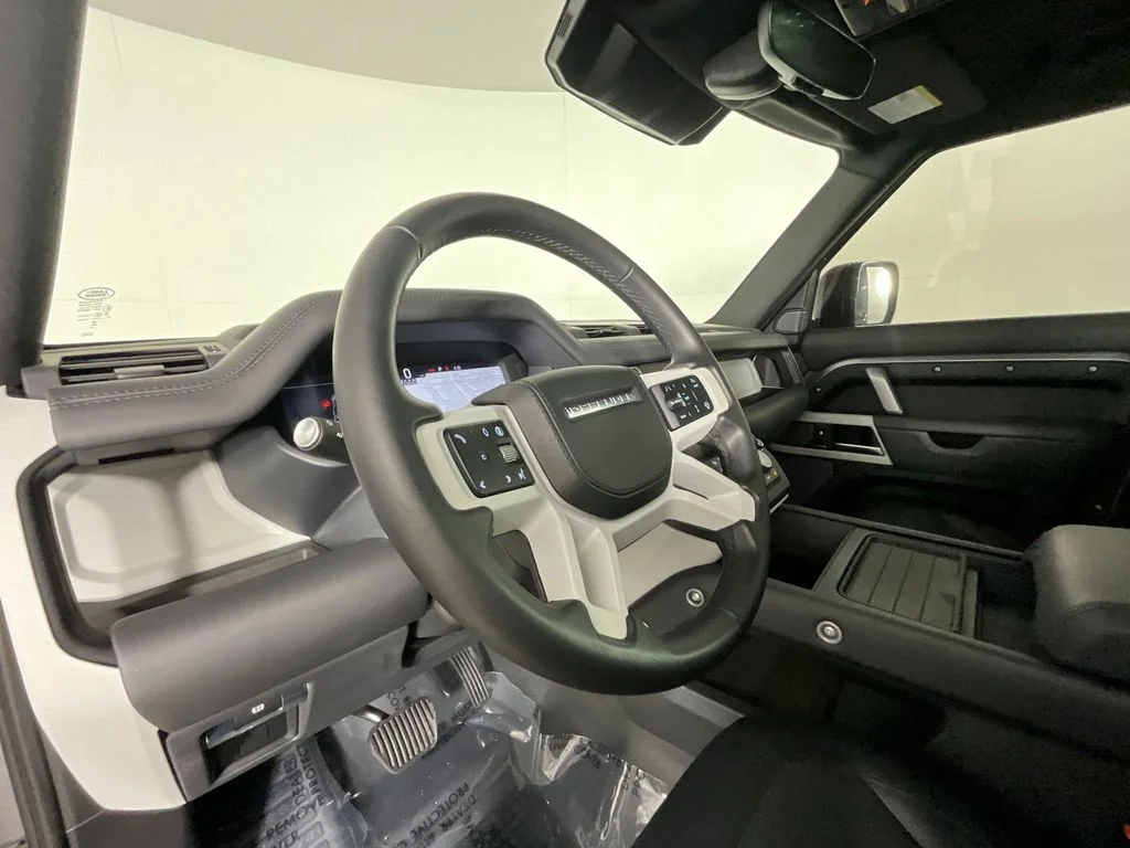 Used 2024 Gray Land Rover X-Dynamic SE image 15