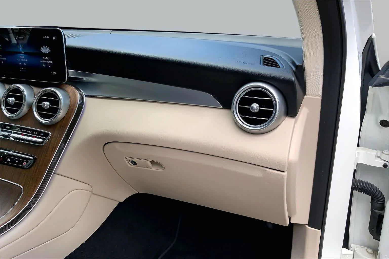 Certified Used 2022 Polar White Mercedes-Benz GLC 300 image 19