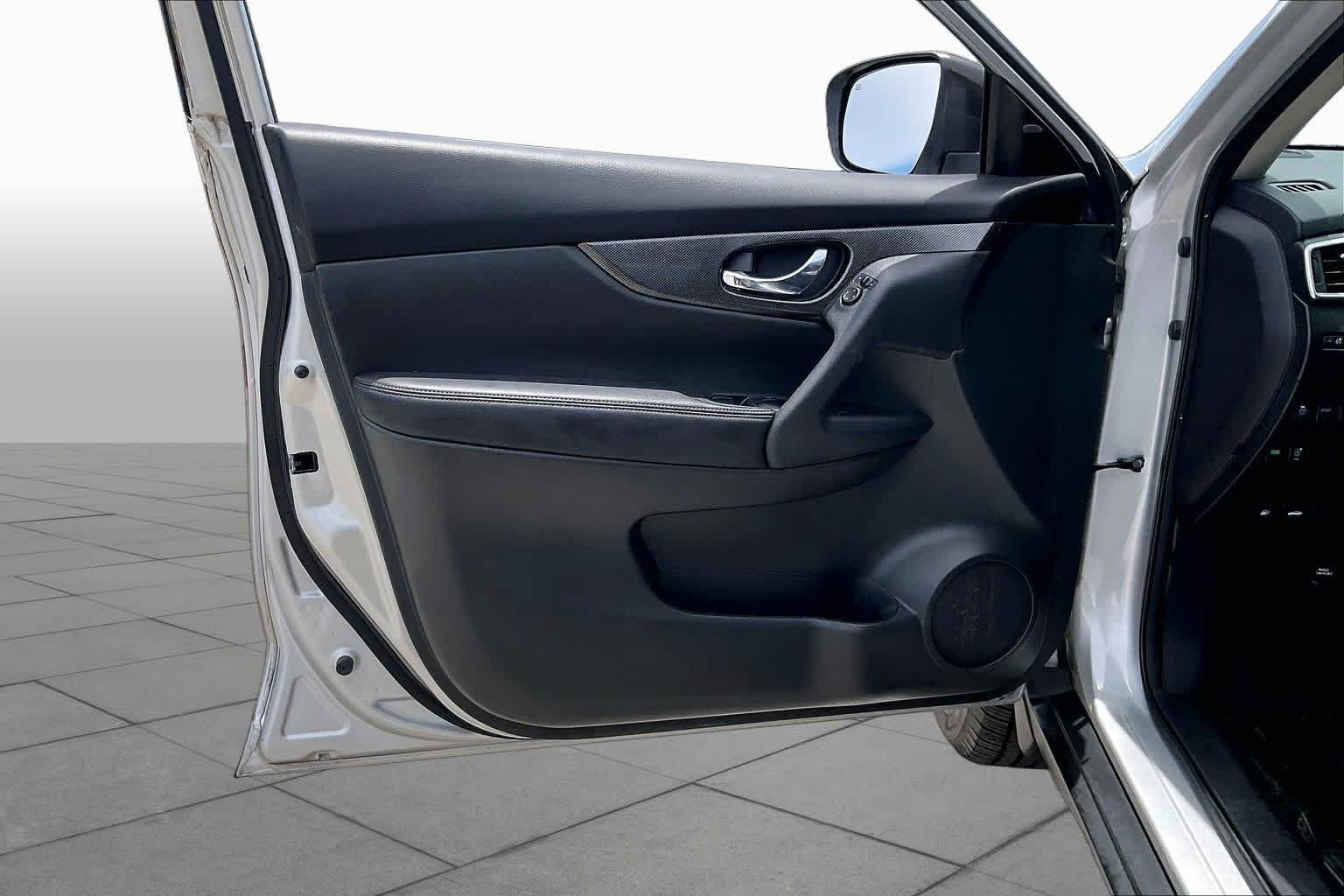 Used 2016 BRILLIANT SILVE Nissan SL image 22