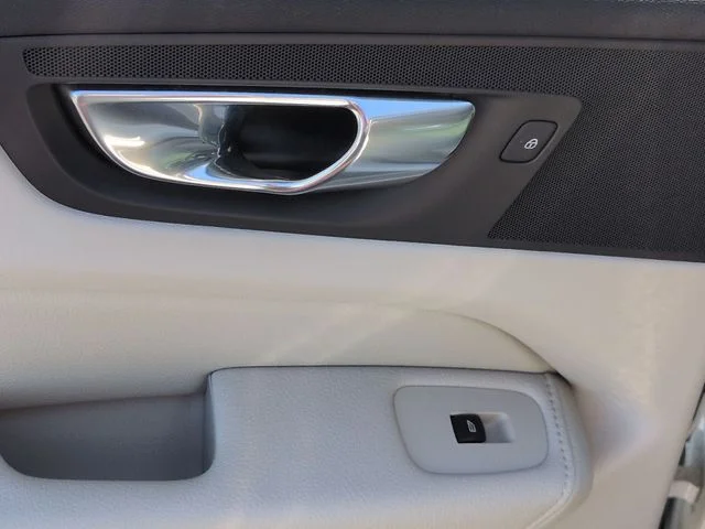 Used 2021 White Volvo T5 Momentum image 27