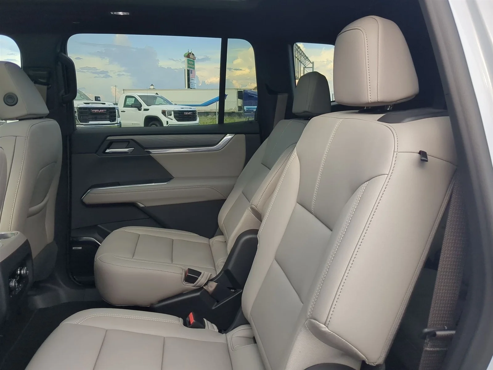 New 2026 Glacier White Tricoat GMC Elevation image 49