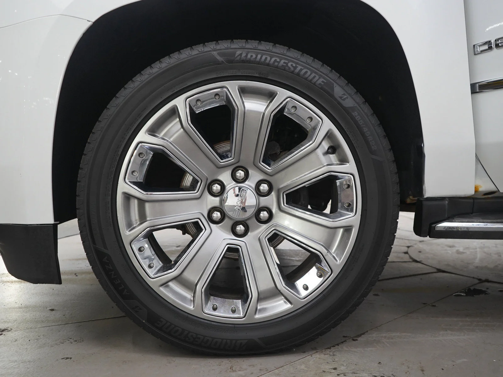 Used 2015 White GMC Denali image 34