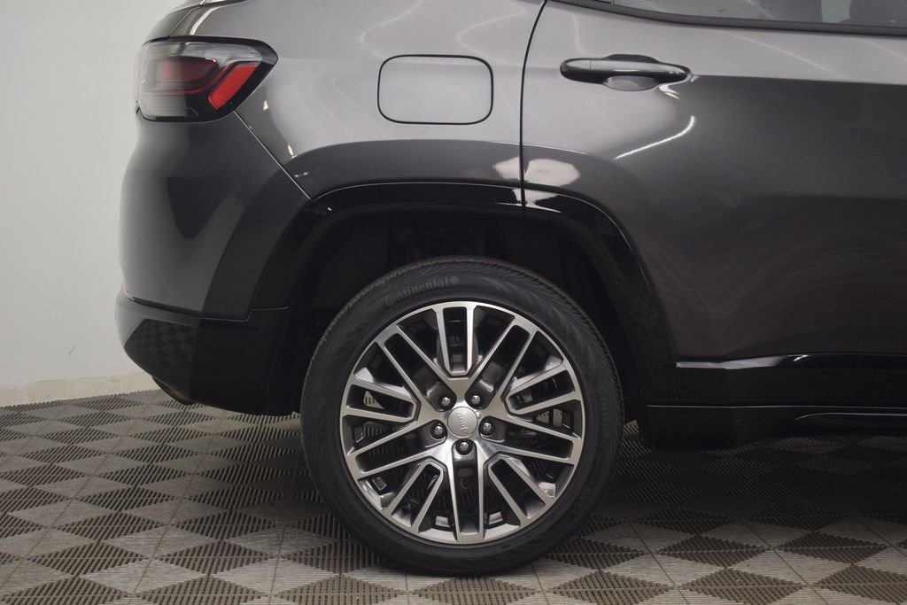 Used 2019 Granite Crystal Metallic Clearcoat Jeep Latitude image 30