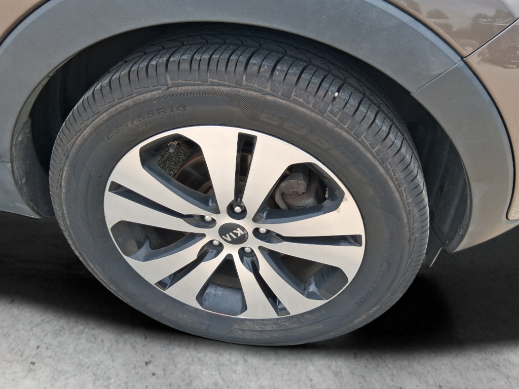 Used 2013 Beige Kia EX image 41
