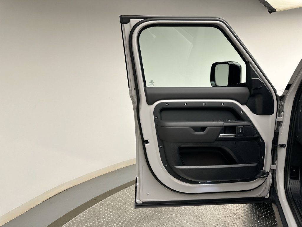 New 2026 Borasco Grey Metallic Land Rover X-Dynamic SE image 9