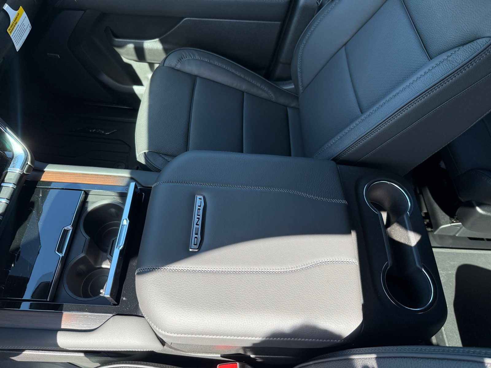 2026 GMC Yukon XL Denali - Photo 14