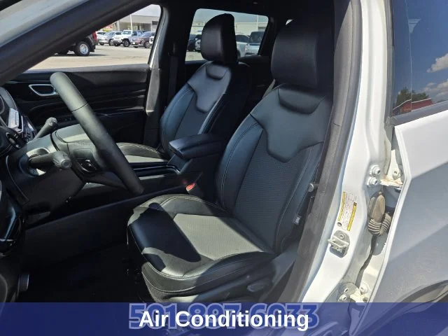 Used 2024 White Jeep Latitude image 10