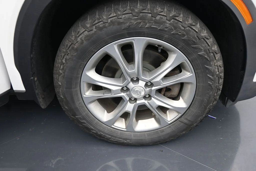 Used 2021 White Hyundai SE image 13