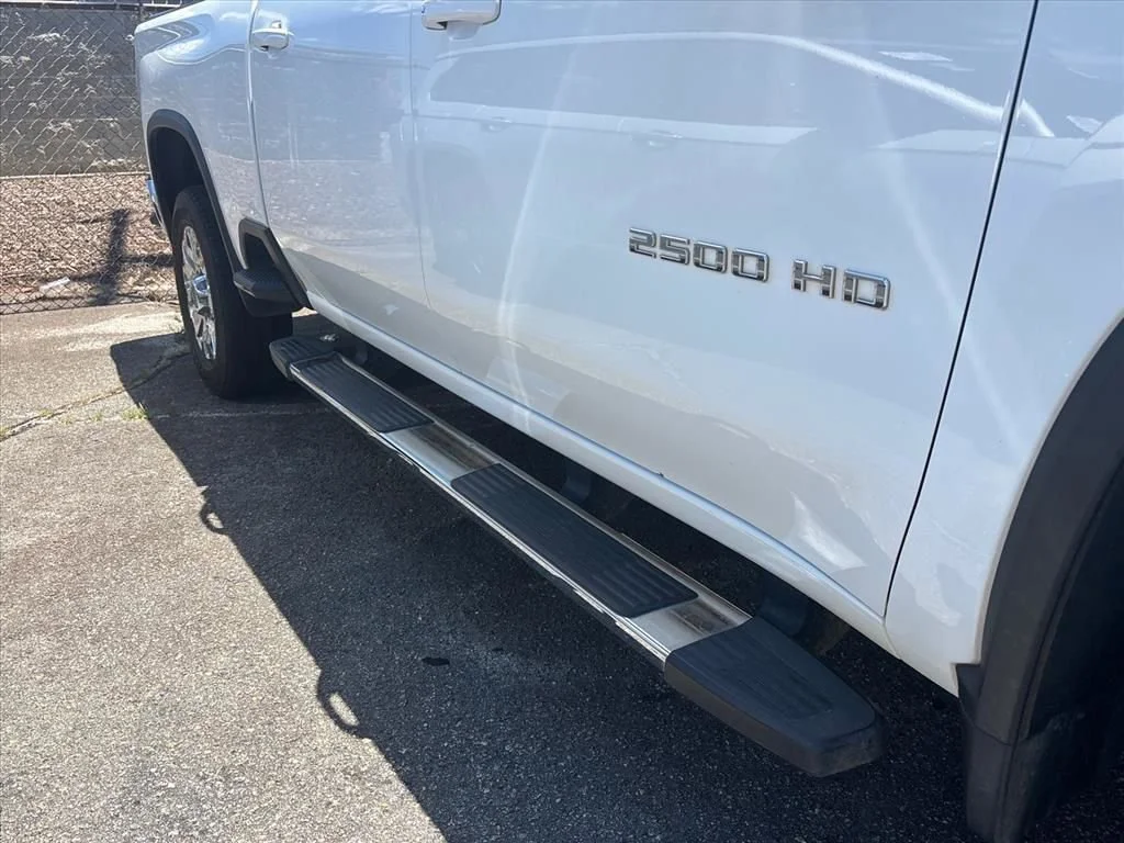 Used 2024 Summit White Chevrolet LT image 10