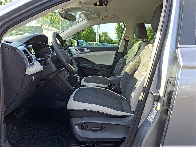2025 Volkswagen Taos SE - Photo 10