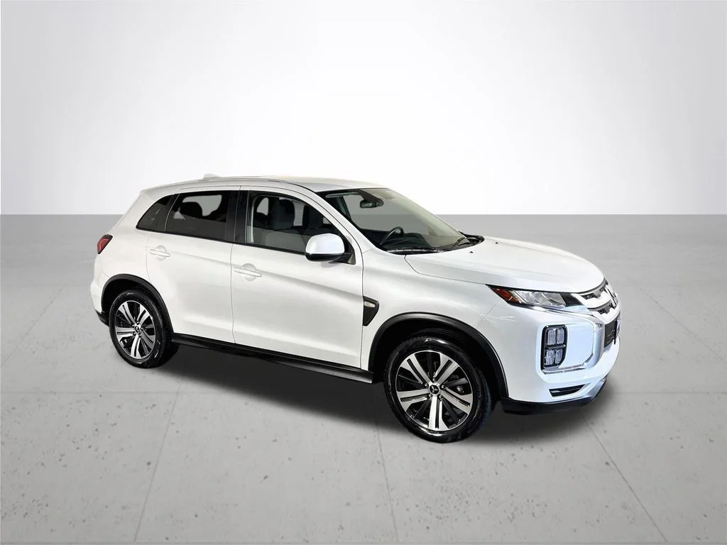 Used 2025 Silver Mitsubishi 2.0 ES image 4