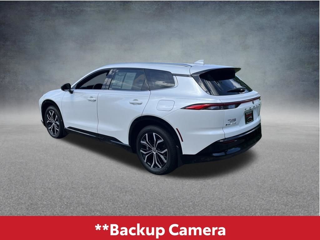 Used 2025 White Toyota XLE image 5