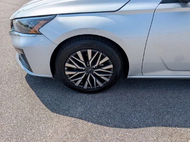 Used 2025 Silver Nissan 2.5 SV image 27