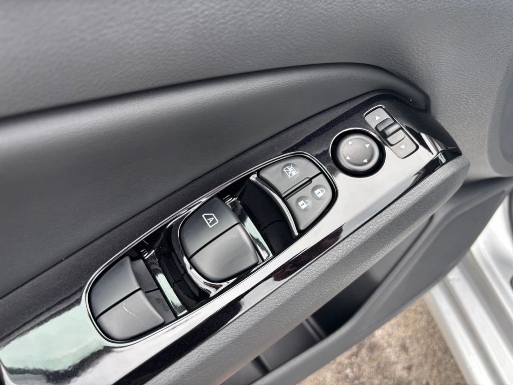 Used 2025 Silver Nissan 2.5 SL image 26