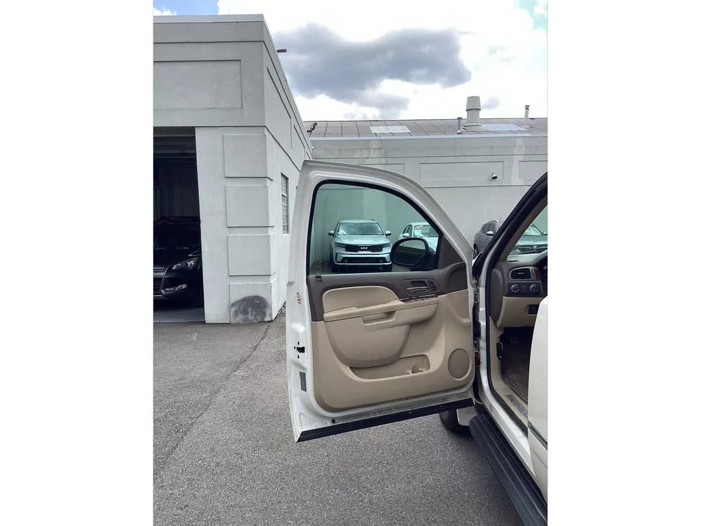 Used 2012 WHITE DIAMOND TRICOAT Chevrolet LTZ image 19