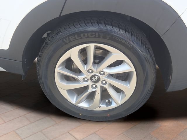 Used 2017 Winter White Hyundai SE image 5