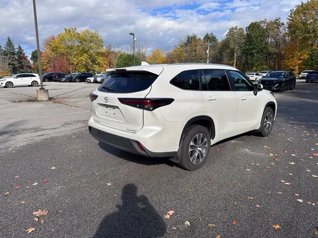 Used 2024 Off-white Toyota XLE image 3
