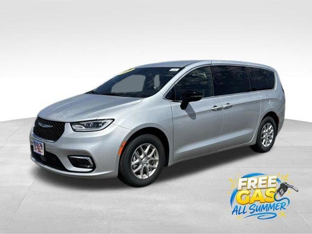 2026 Chrysler Pacifica Select's photo