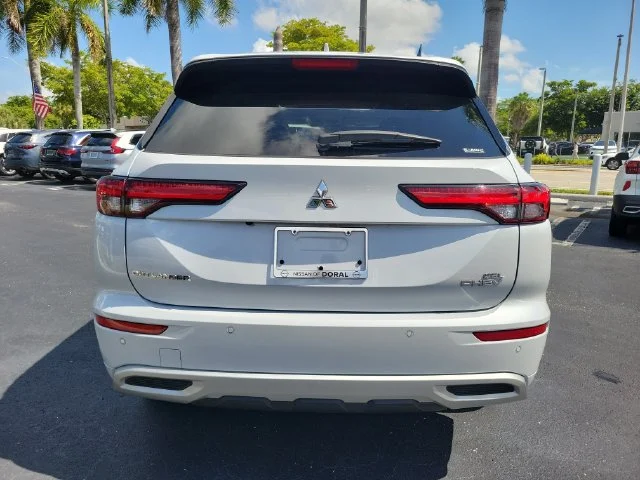 Used 2023  Mitsubishi SEL image 5