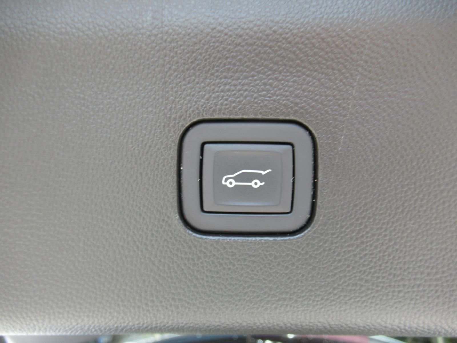 Used 2024 White Buick Avenir image 41