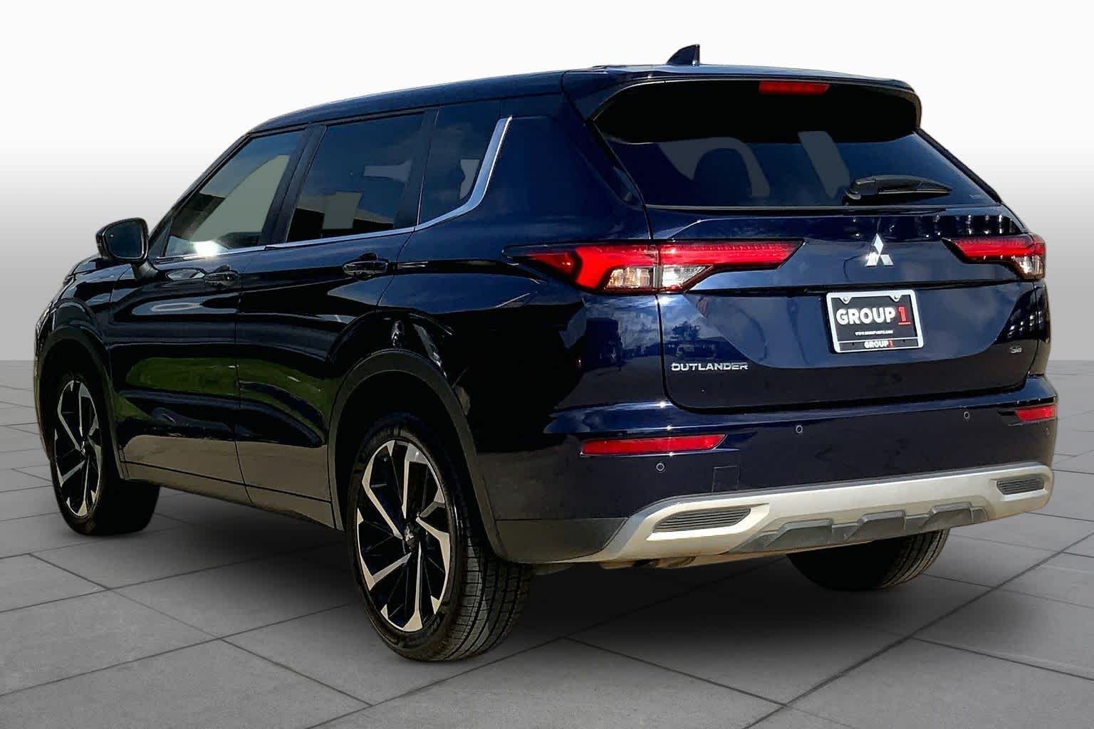 Used 2023 Cosmic Blue Metallic Mitsubishi SE image 12
