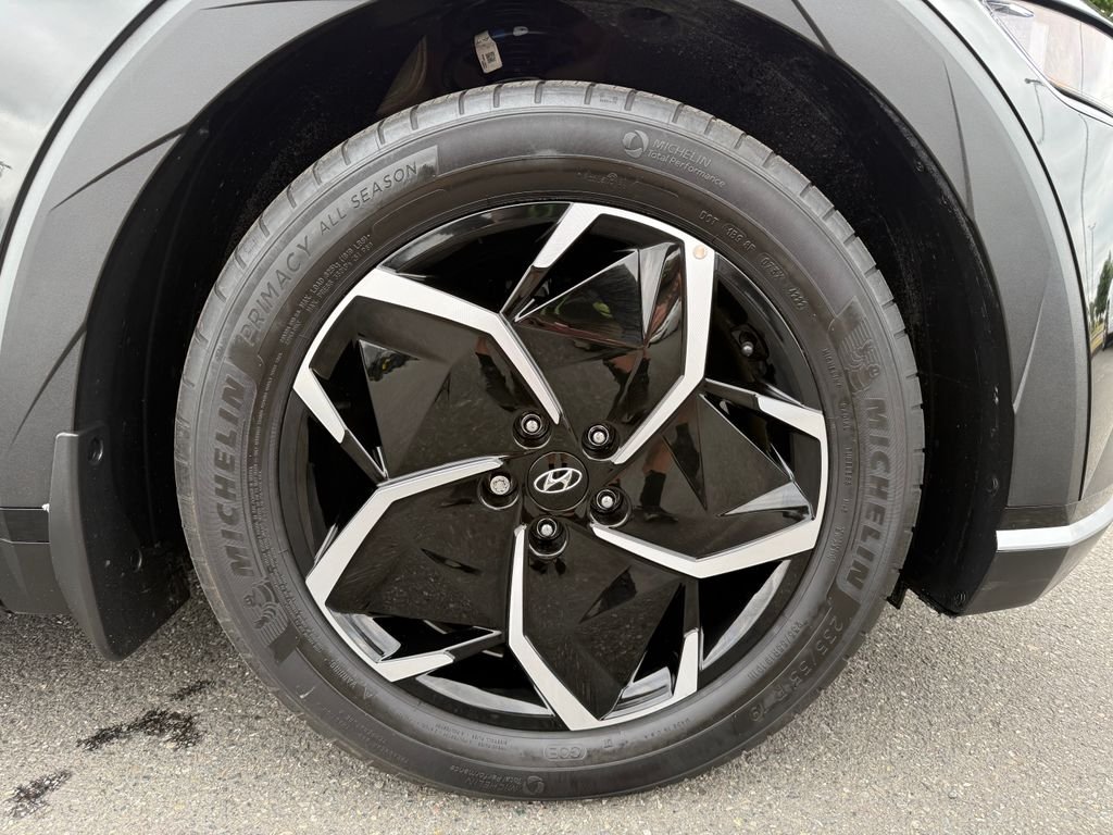 Used 2023 Black Hyundai SEL image 9