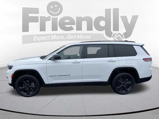 Used 2023 White Jeep Altitude image 8