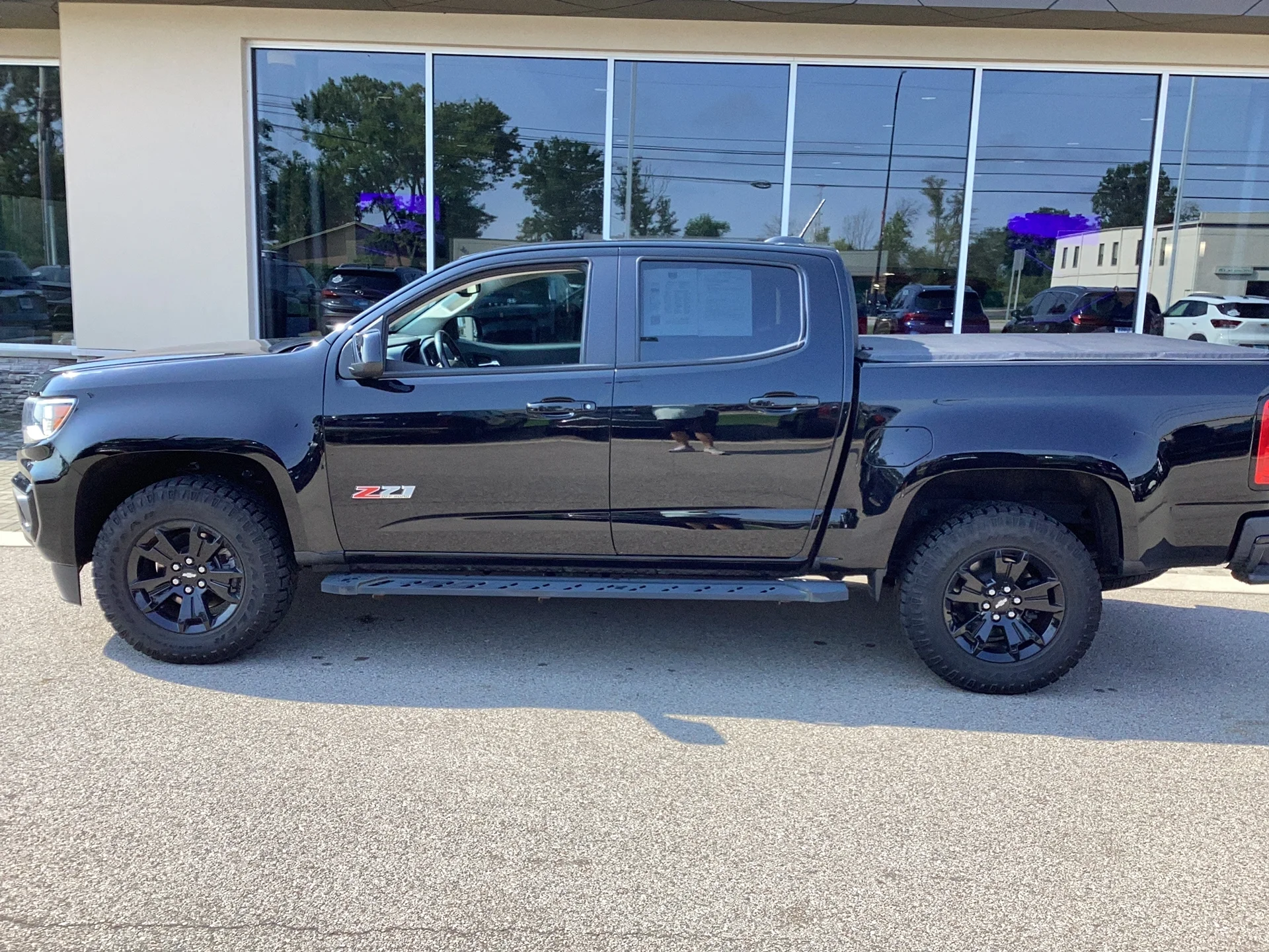 Used 2022 Black Chevrolet Z71 image 7