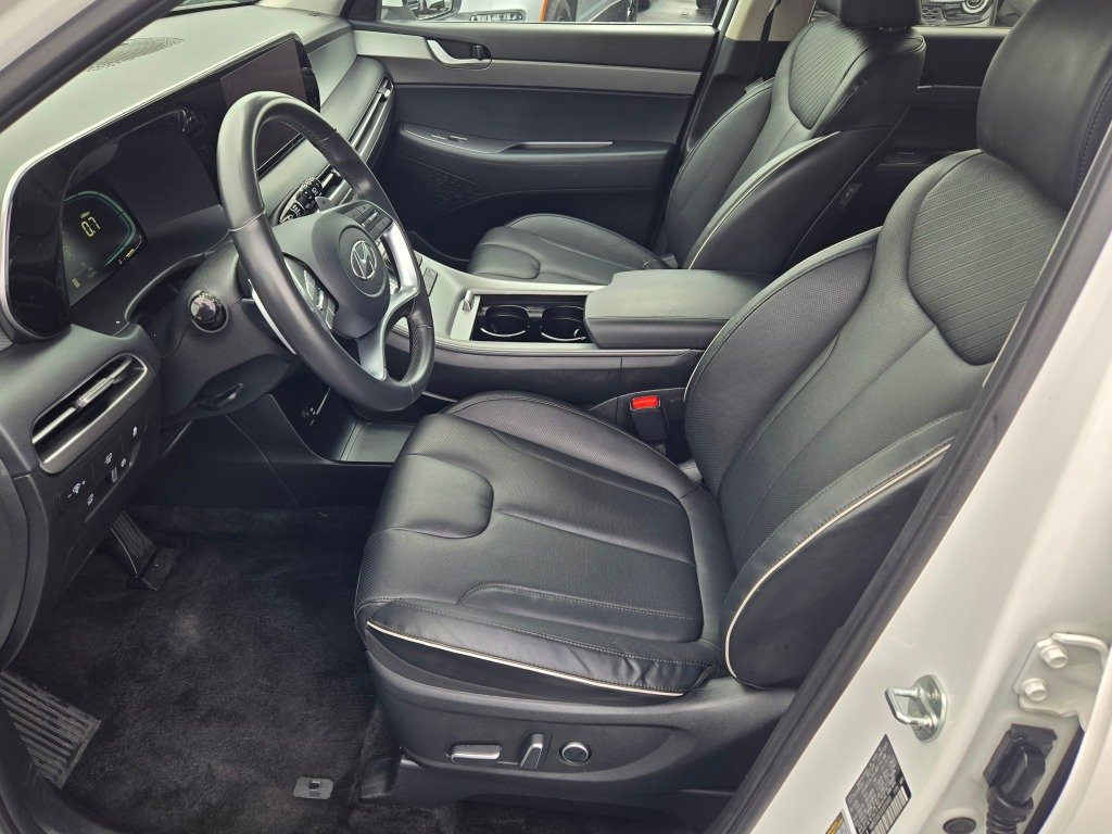 Used 2025 White Hyundai SEL image 24