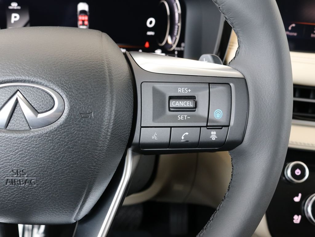Used 2023 White INFINITI LUXE image 11