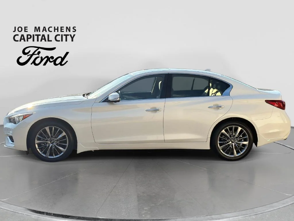 Used 2023 White INFINITI LUXE image 8