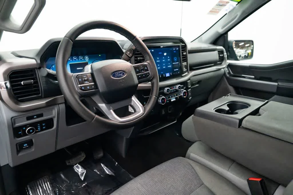 Used 2025 Agate Black Metallic Ford XLT image 22