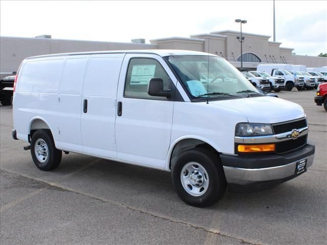 New 2026 Summit White Chevrolet WT image 4