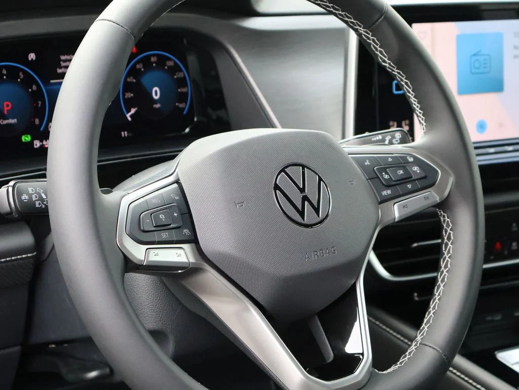 New 2026 Black Volkswagen 2.0T SE w/Technology image 23